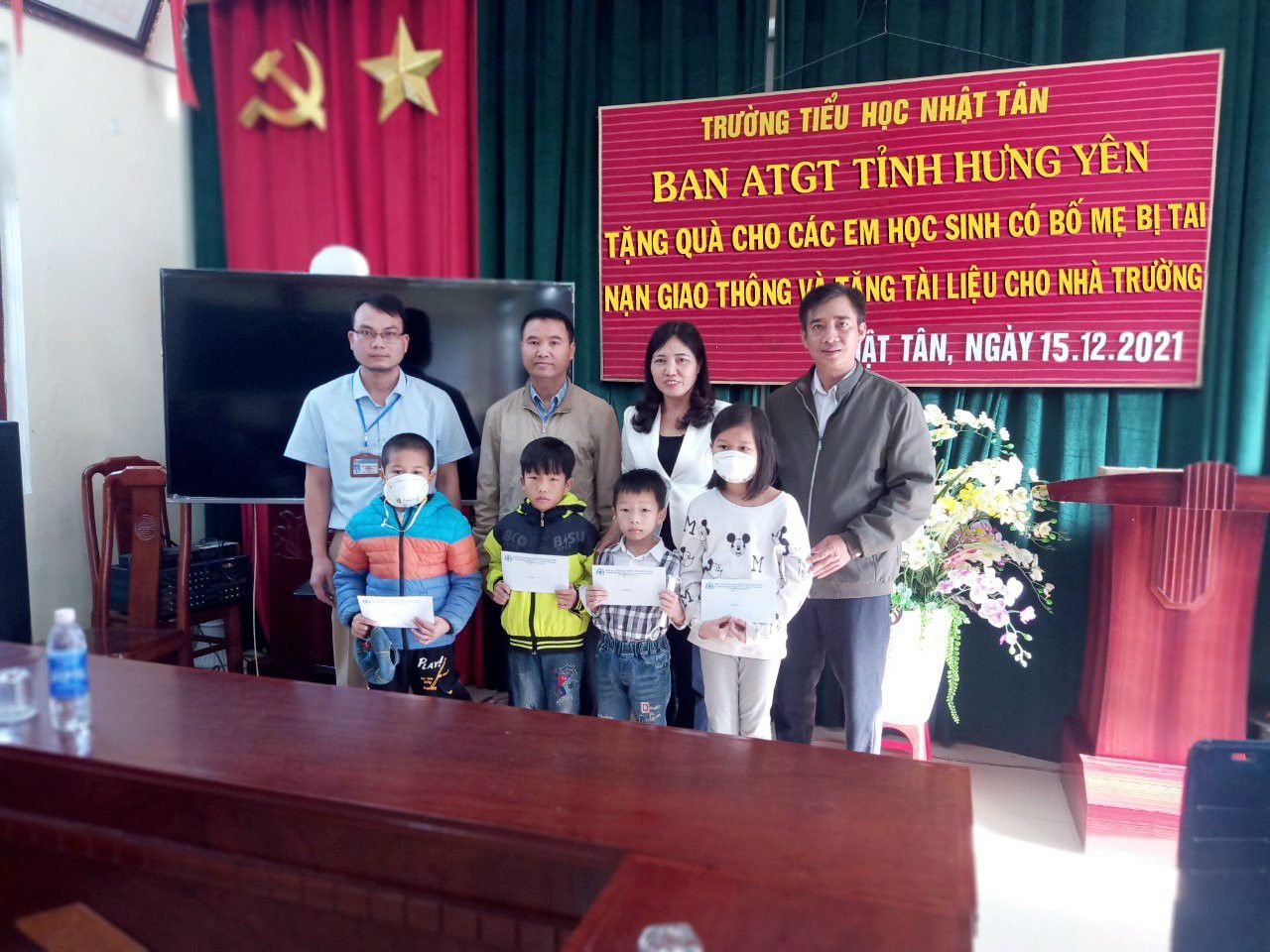 Ban ATGT tỉnh Hưng Yên tặng quà cho HS và tài liệu cho Trường Tiểu học Nhật Tân