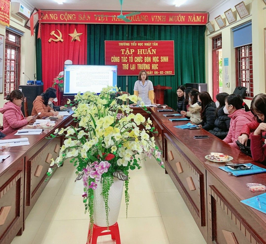 Cô Phạm Thị Liễu, nhân viên y tế trạm y tế xã Nhật Tân trong tập huấn công tác phòng, chống dịch cho CBGV nhà trường