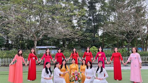 CHÙM ẢNH HƯỞNG ỨNG TUẦN LỄ  ÁO DÀI CỦA CHỊ EM PHỤ NỮ TRƯỜNG TIỂU HỌC NHẬT TÂN (8/3/2023)