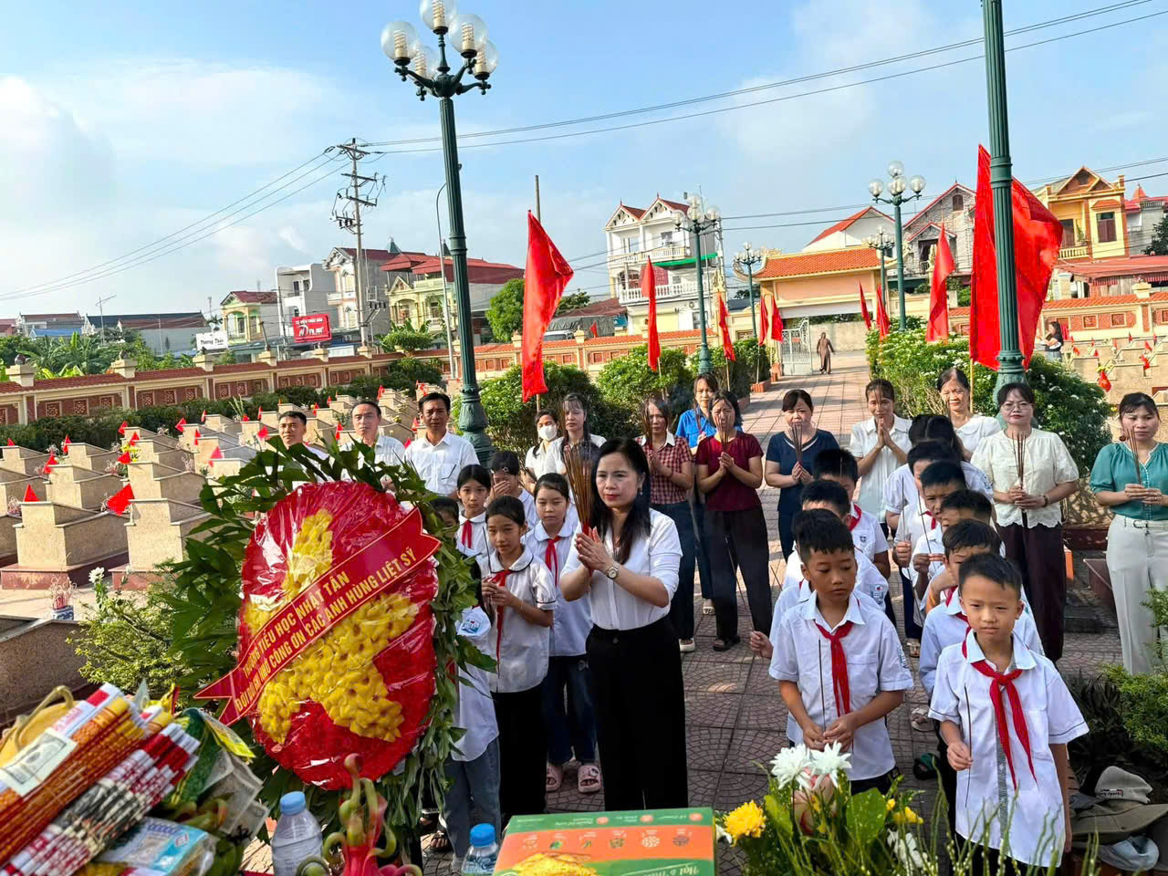<a href='https://c1nhattantl.hungyen.edu.vn/tin-tuc/tieu-hoc-nhat-tan-doi-doi-ghi-nho-cong-on-cac-anh-hung-liet-si.html'>Tiểu học Nhật Tân – Đời đời ghi nhớ công ơn các Anh hùng Liệt sĩ</a>